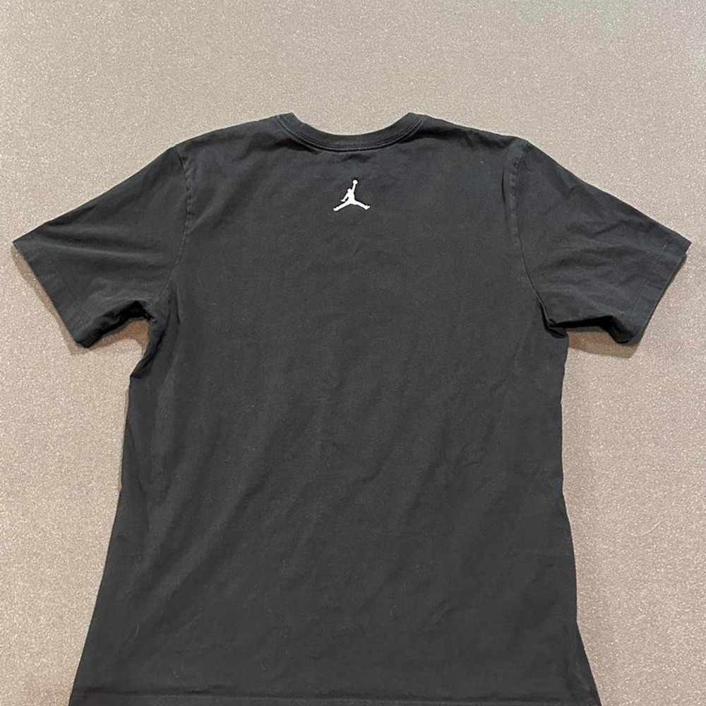 Jordan black t-shirt with graphic of air Jordan in a dunking pose, size M - Picture 4 of 7
